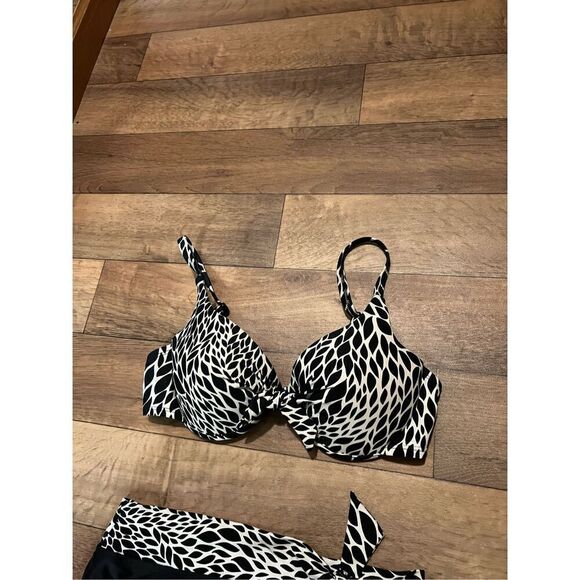 St John’s Bay 2-Piece Woman’s Swimsuit Set Woman’s Size 10 Top Size 8 Bottoms - Picture 3 of 9